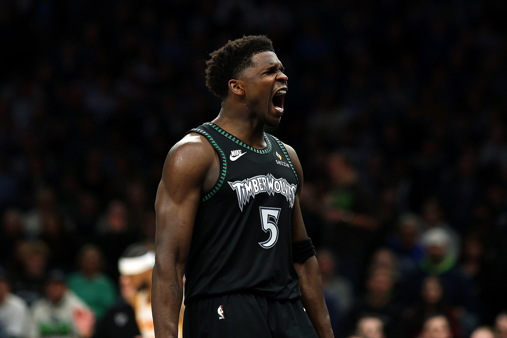 爱德华兹30+6+6麦科勒姆空砍38分 森林狼大胜老鹰